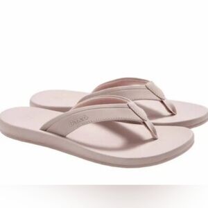NWOT Bench Light Pink Sandals Sleek Minimalist Design